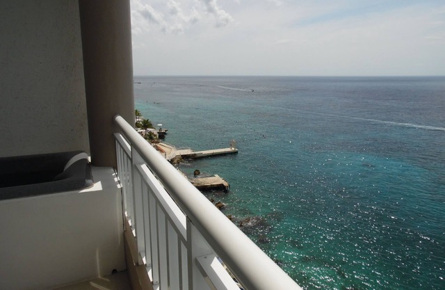 STRAWBERRY Penthouse - Oceanfront One Bedroom - Great Sunset Views!