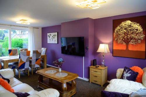 Strelley house 4 , Perfect for business trip & Families holiday or working proffesionals-5 min from M1 J25 , 500MB Wi-Fi , Netflix , Fully equiped kitchen , Asda supermarket 5 min walk , Free Secure parking with CCTV ,available monthly deals