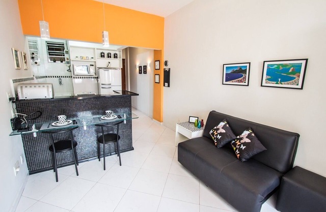 Studio em Copacabana no Posto 6. Só 200 Metros da Praia!
