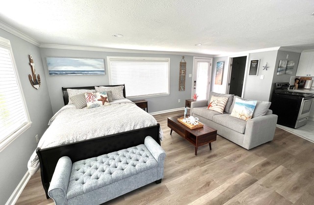 Studio 2min walk to beach/dining, sleeps 4, pet friendly