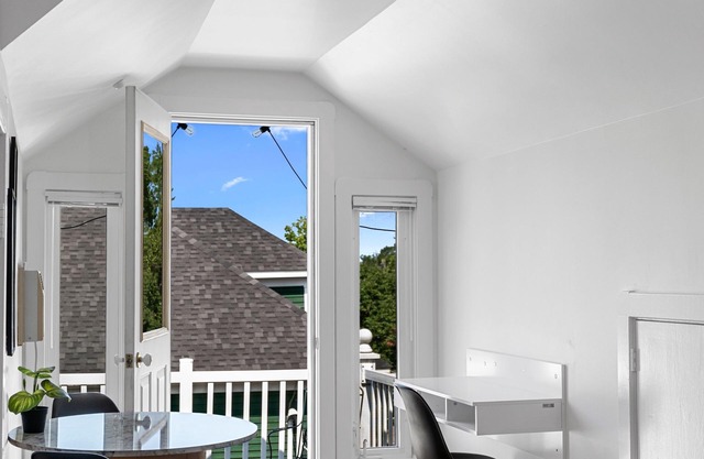 Studio 8~ Modern Loft w/private balcony