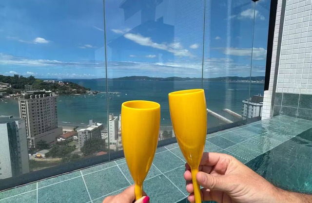 Studio A - VIP with kitchen, sea view, 1 minute walk to the beach in Itapema