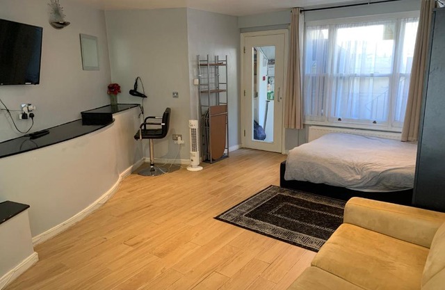 Studio Apartment - Entire Lower Ground Floor - Only 7 Mins Walk Kings Cross St Pancras Station