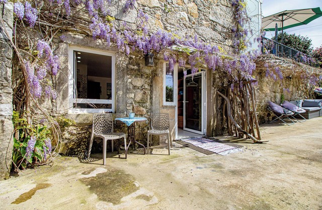 Studio Apartment 'Estúdio Azul' with Mountain View, Shared Pool and Wi-Fi