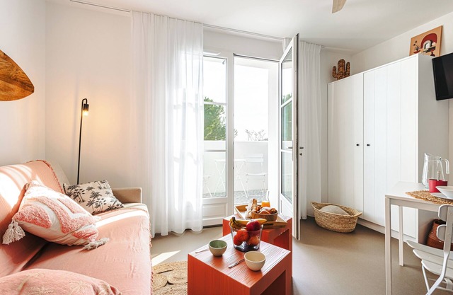 Studio Apartment 'Les Pins, Vue Mer' with Sea View, Private Terrace and Wi-Fi