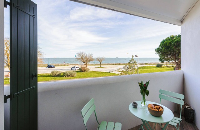 Studio Apartment 'Le Phare, Vue Mer' with Sea View, Private Terrace and Wi-Fi