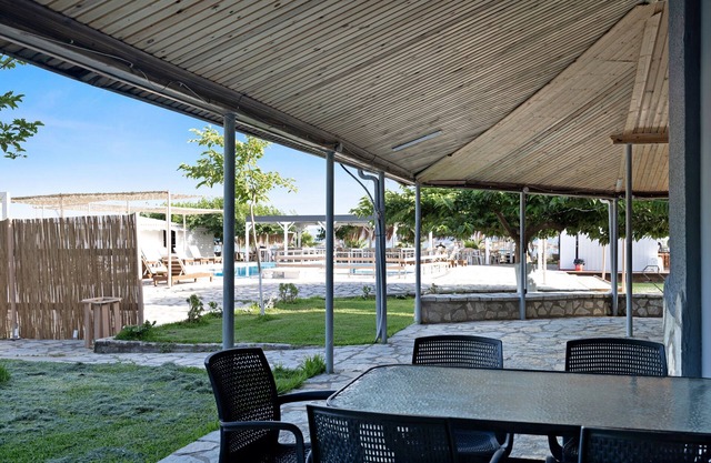 Studio Apartment 'Iguana 11' with Shared Pool, Wi-Fi and Air Conditioning