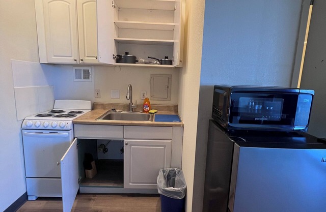 Studio apartment in Wichita #2- Queen size bed - 3 minutes to WSU