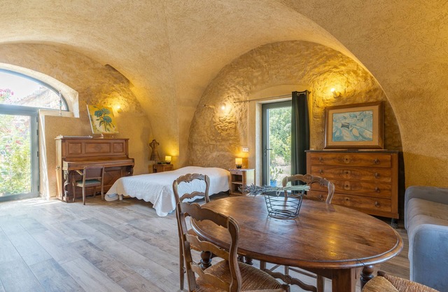 Studio Apartment 'L'Amaryflor' with Private Garden