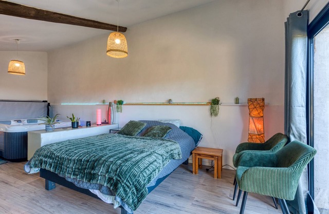 Studio Apartment 'Lovestudio Spa Privé Arles Campagne' with Private Terrace and Shared Garden