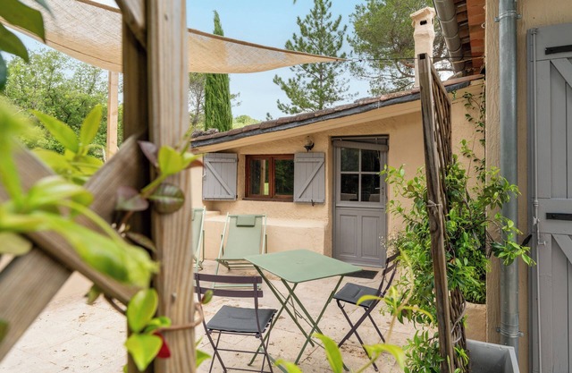 Studio Apartment 'Maison Marvic, Studio dans les pins' with Shared Pool, Wi-Fi and Air Conditioning