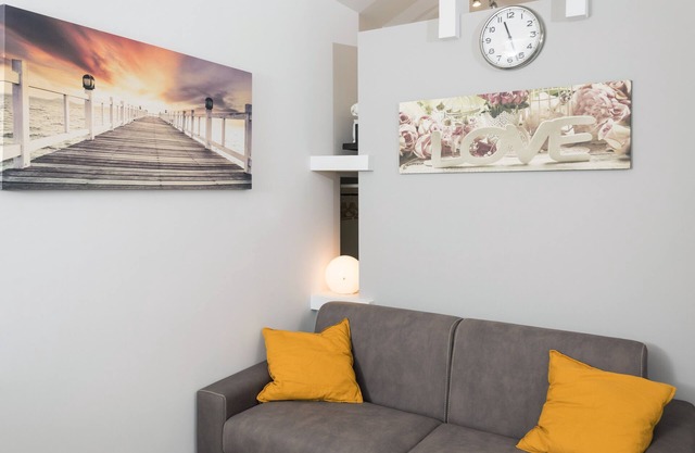 Studio Apartment "Monolocale Glicine" with Balcony & A/C