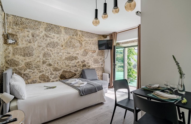 Studio Apartment 'Quinta Do Bairro -' with Mountain View, Shared Pool and Wi-Fi