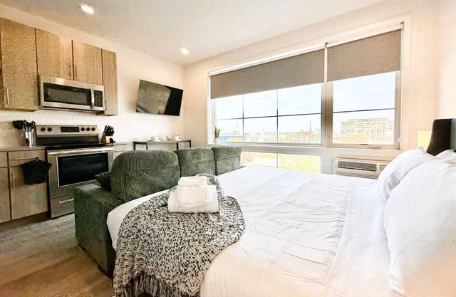 Studio Apt with City View, Rooftop and Gym