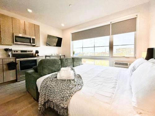 Studio Apt with City View, Rooftop and Gym