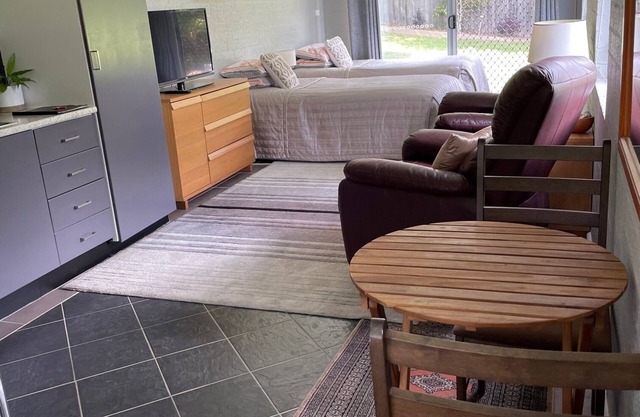 Studio at 60.nPrivate apartment, close to beaches and cafes. Breakfast included.