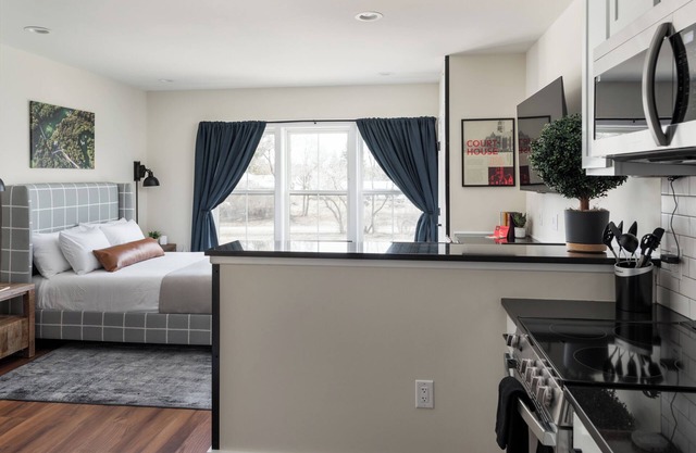 Studio at Boutique Resort with Hot Tubs, Sauna. Walk to Downtown!