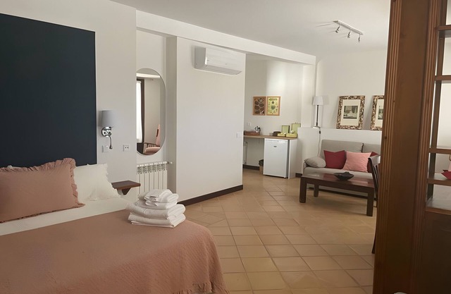 Studio 'Biblioteca' with Shared Terrace, Wi-Fi and Air Conditioning