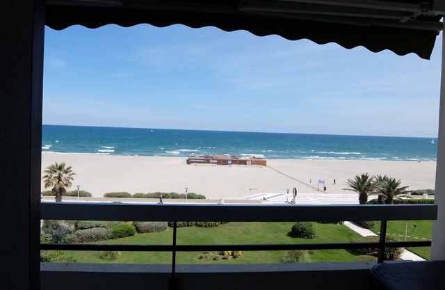 Studio cab 30m2 + 8m2 terrace facing the sea, private parking, air conditioning, WIFI