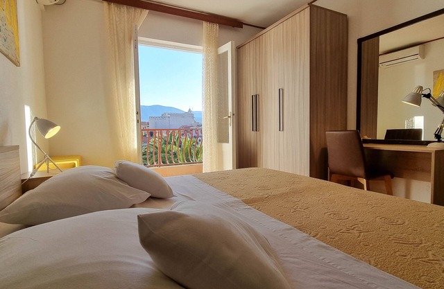 Studio flat with balcony and sea view Vrboska, Hvar (AS-540-a)