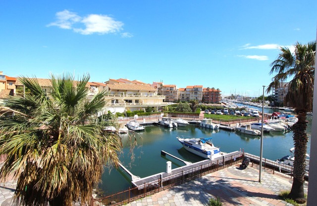 Studio for 4 with marina view