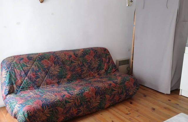 Studio close to all amenities - swimming pool, shops, restaurant.