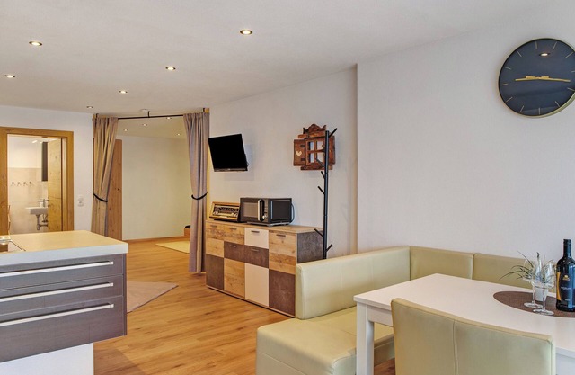 Studio 'Gabl' with Mountain View, Shared Terrace and Wi-Fi