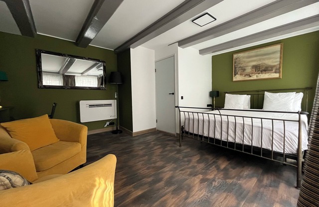 Studio/hotel room in the heart of the city in 18th century house. Very private.