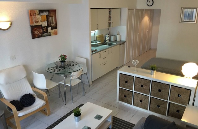 Studio In Beautiful Quiet Complex with AIR CON Communal Pool - FREE WIFI