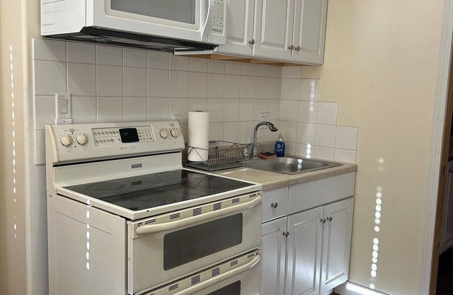 Studio in East Sacramento. Walking distance to groceries, restaurants