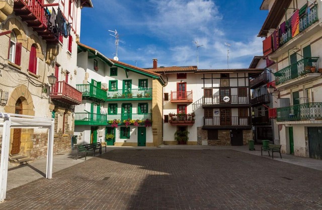 Studio in La Marina, in the most beautiful square in Hondarribia, 200 m from the sea.