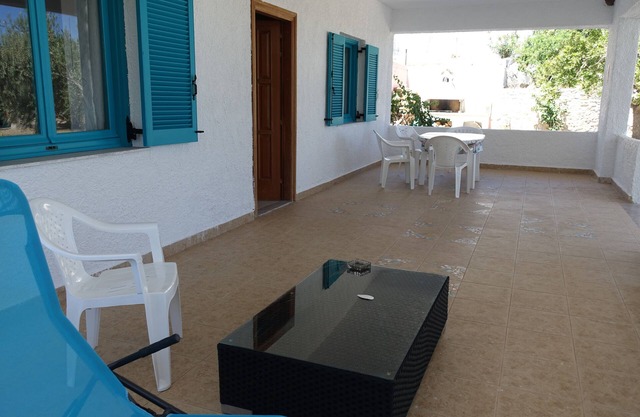 Studio in vacation home directly by the sea, with large covered terrace