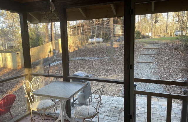 Studio. lake view. screened porch 1/2 bath. Outside showerKitchenette