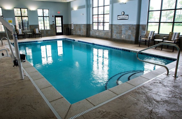 Studio Near U of Kentucky. Free Breakfast. Pool. Gym.