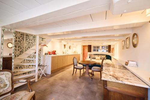 Studio next to Skinny Bridge near Rembrandtsquare