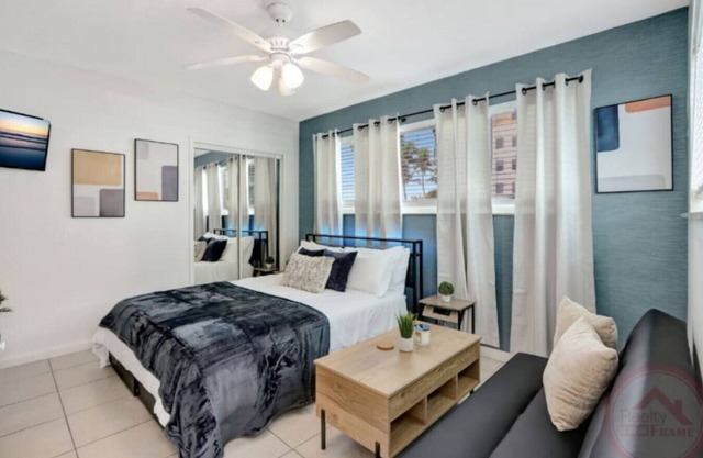 Studio Oasis near Hollywood Boardwalk