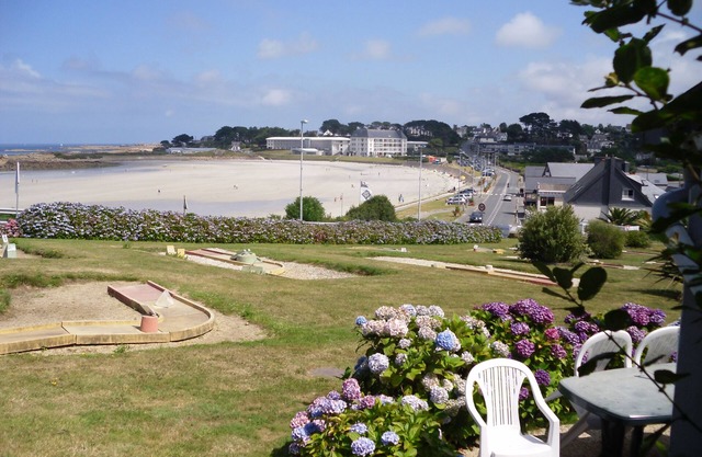STUDIO ON SEA FRONT, SWIMMING POOL, SAUNA . WEEK RENT