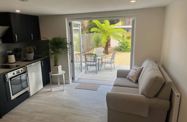 Studio Retreat - Hot Tub, Garden & Pets Welcome