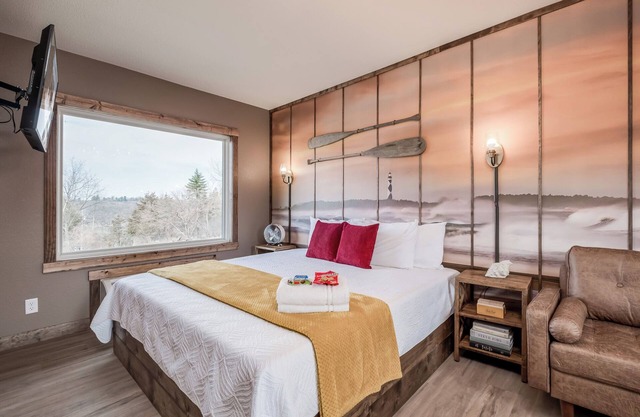 Studio w/Kitchen | King Bed | Free Parking