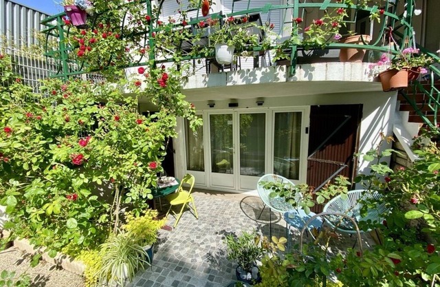Studio with lovely outdoor terrace 10 minutes from Paris (14th) classified 1*.
