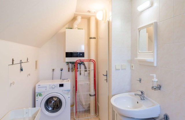 Stunning private villa for 6 guests with pool, WIFI, TV, terrace, pets allowed and parking