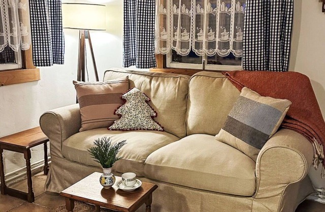 Stunning private villa for 8 guests with WIFI, TV, patio, pets allowed and parking