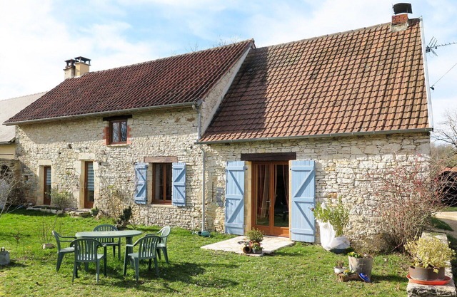 Stunning private villa for 6 guests with TV, terrace and parking