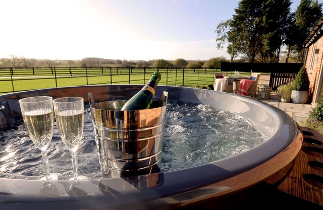 Stunning villa for 2 people with WIFI, hot tub, pool, TV, terrace and pets allowed