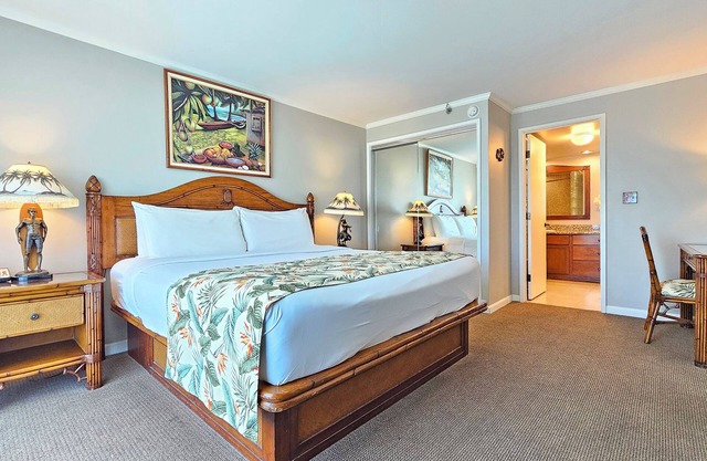 Stunning 15th Floor Luana King bed Condo Sleeps 4 guests