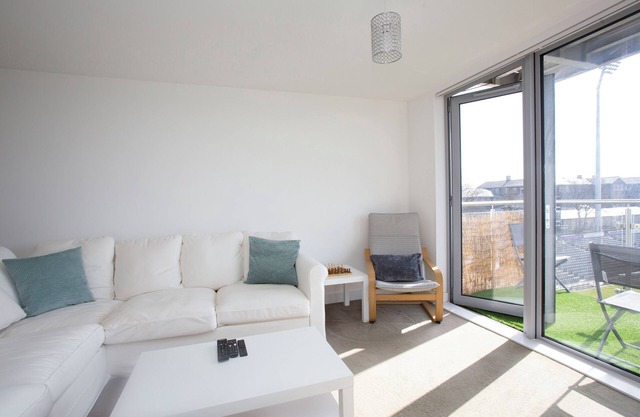 Stunning 2 BDR Flat Ashley Down Cricket