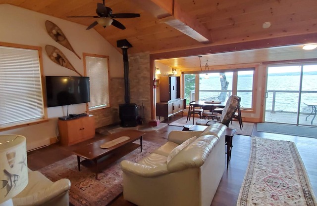 Stunning 2 Bdrm Waterfront Cottage with Amazing Sunsets!