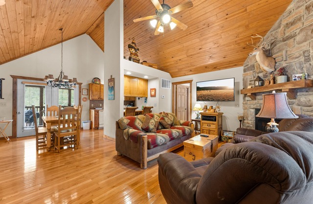 Stunning 2 bed, 2 bath lodge located at Stonebridge Resort! Close to Branson!