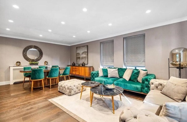 Stunning 2 bed 2 bath Flat Kensington/Earls Court with swimming pool and gym