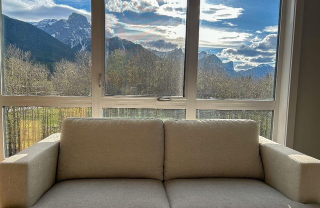 Stunning 2-Bedroom Condo with Breathtaking Mountain Views